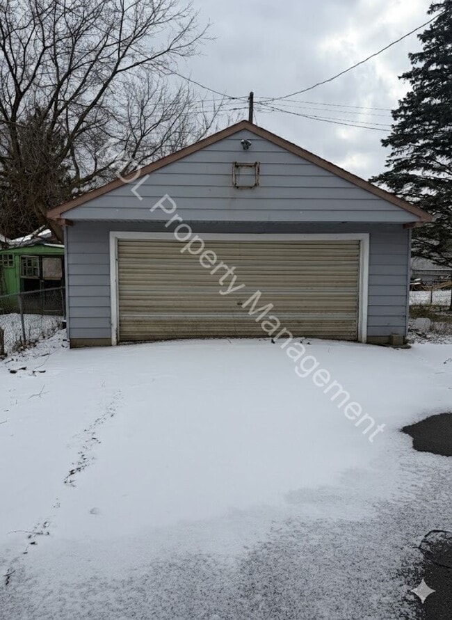 Building Photo - 3 Bedroom 2 Bathroom Home w/ Full Basement