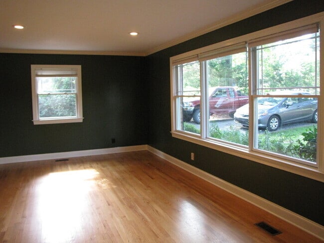 Building Photo - 501 Parkview Dr