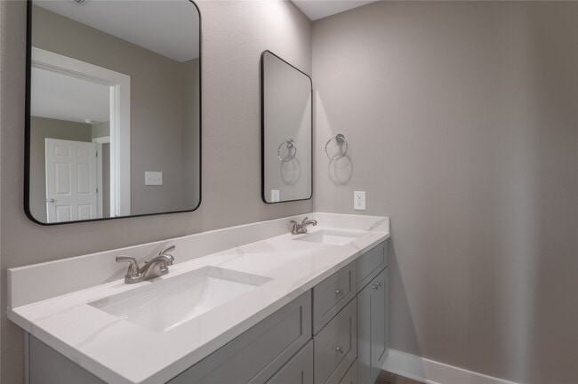 Building Photo - 250 Shady Oaks
