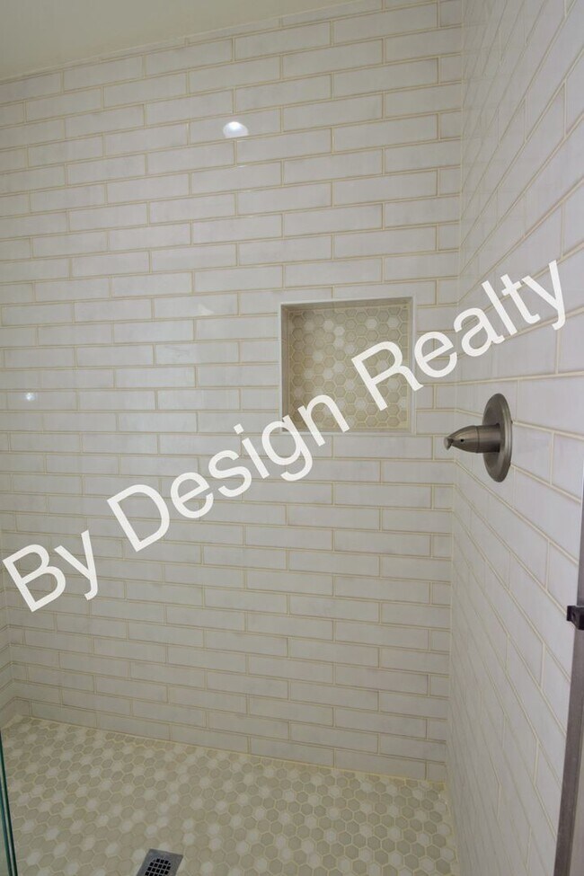 Building Photo - Contemporary 1 Bed 1 Bath with Beautiful F...