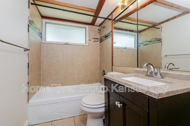 Building Photo - 1124 NE 52nd Pl