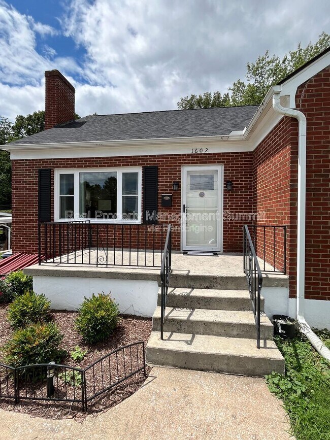 Building Photo - 1602 Terrace St