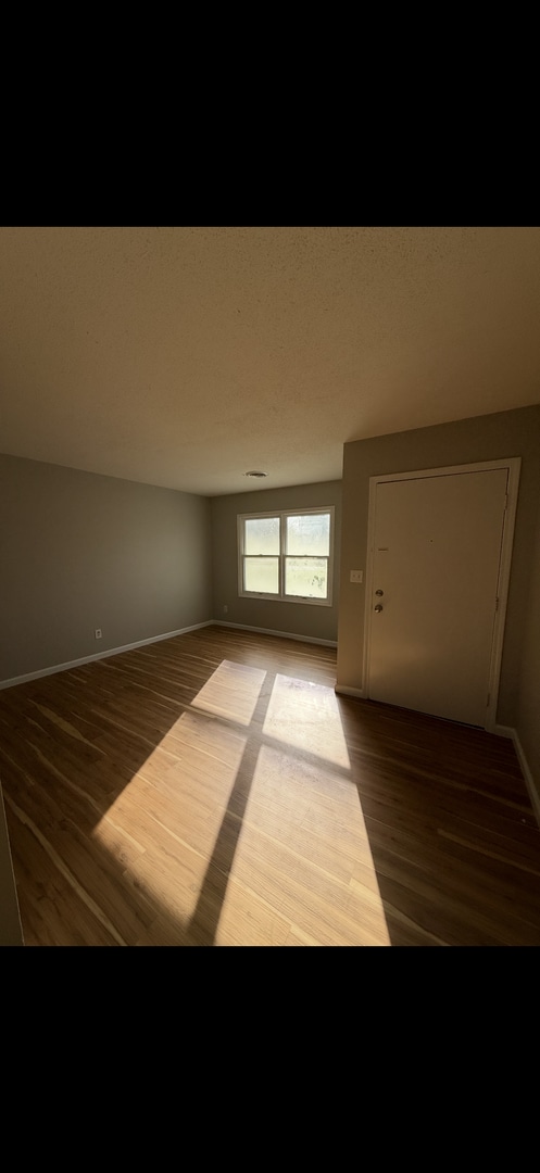 Building Photo - Newly Updated 1 Bedroom, 1 Bathroom Apartment! Close to Pool!