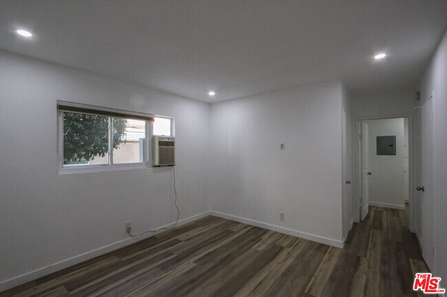 Building Photo - 12942 Moorpark St