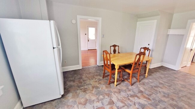 Building Photo - 3 Bed / 1 Bath Single Family Home