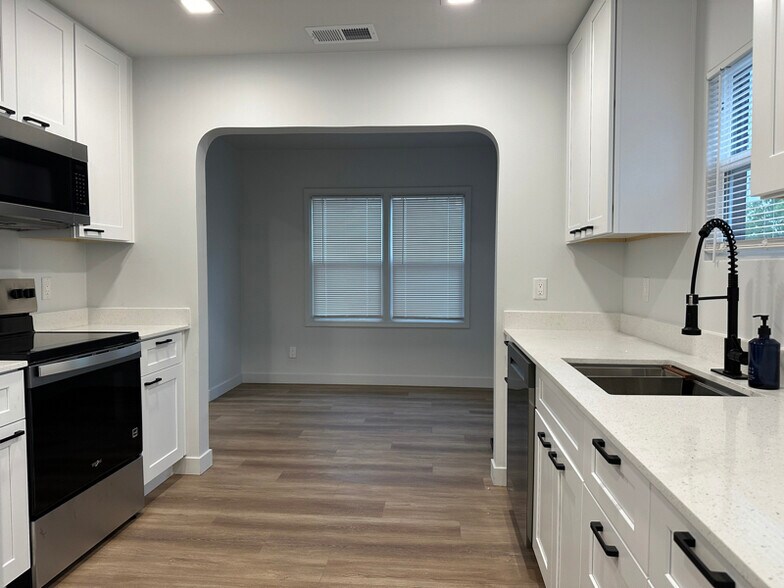 Building Photo - 2030 S 400 E