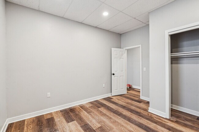 Building Photo - 2553 E Somerset St