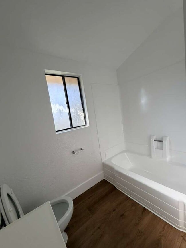 Building Photo - Freshly Updated End-Unit Townhome in the Gated Community of Vista Valencia