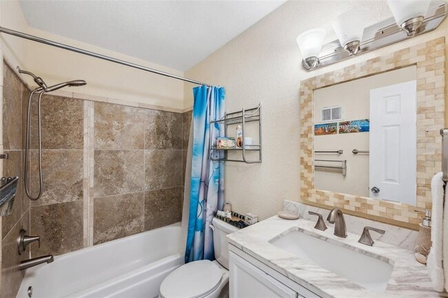 Building Photo - 2 N Fernwood Ave