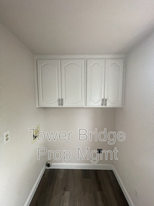 Building Photo - 737 Cresta Ct