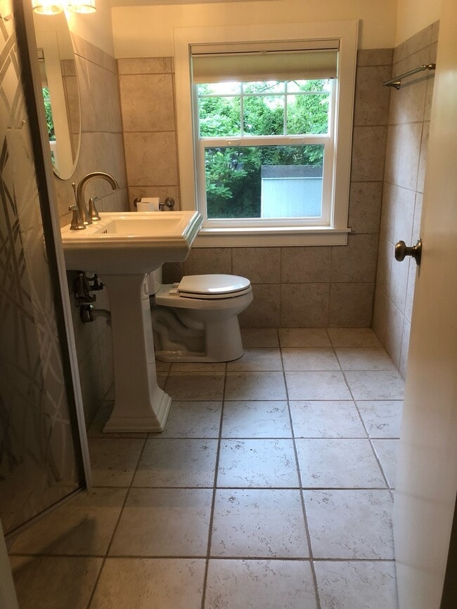 Building Photo - 615 Rice St E