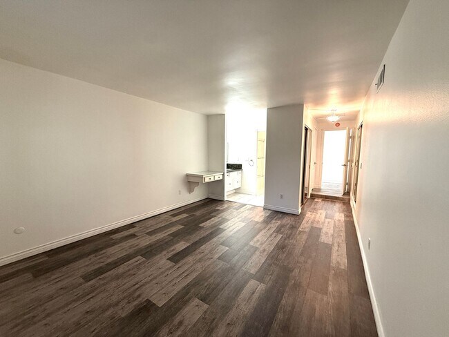 Building Photo - 4 Bedroom 2 Bathroom home available for re...