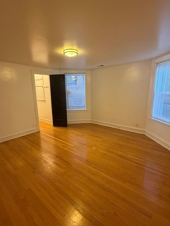 Building Photo - 7544 N Oakley Ave