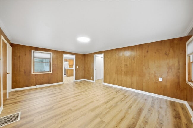 Building Photo - 5716 S Solon Rd