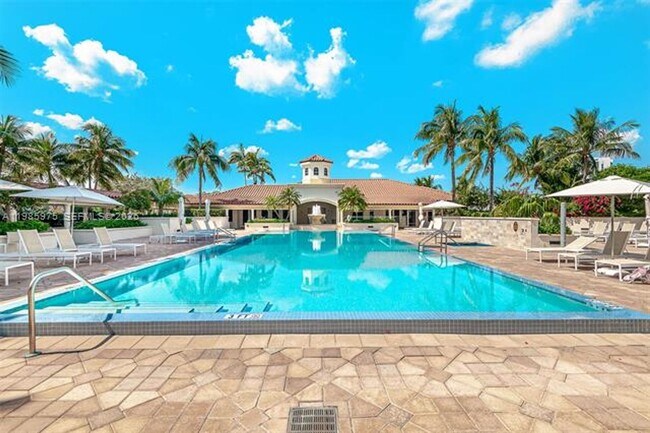 Building Photo - 20000 E Country Club Dr