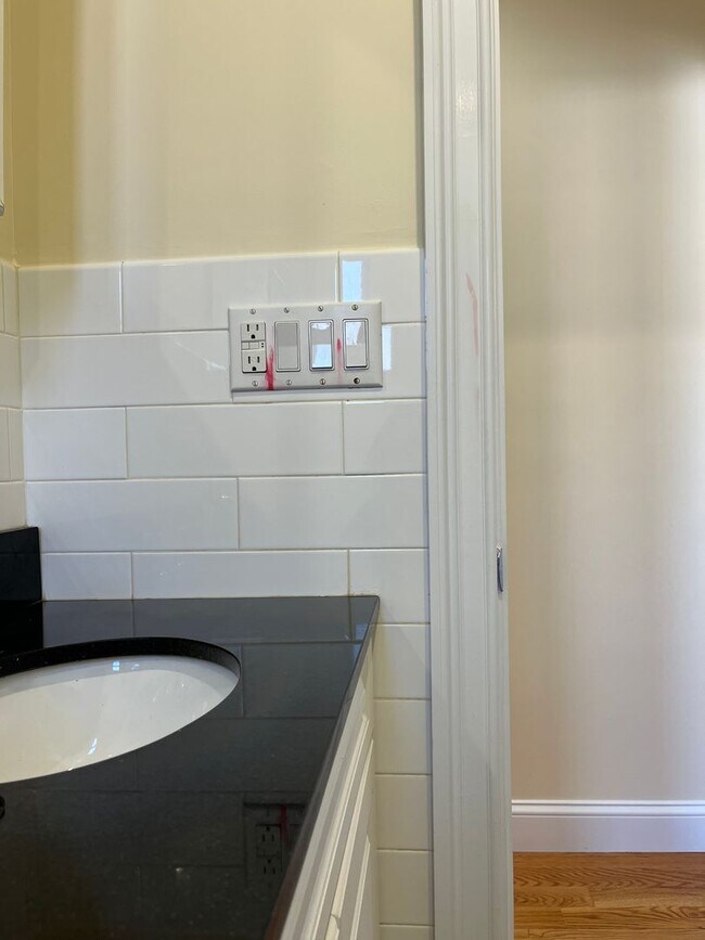 Building Photo - Newly Remodeled Large 3 Bedroom in Quiet 3 Family Home