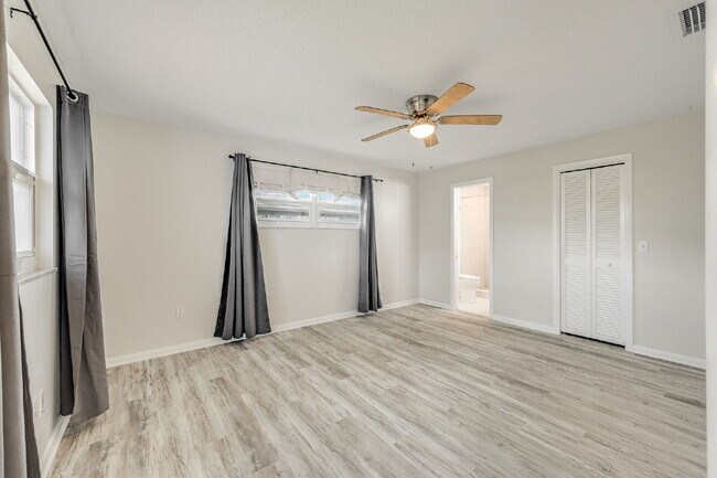 Building Photo - Beautiful 4 bedroom, 2 bathroom in Satellite Beach! NO HOA!!