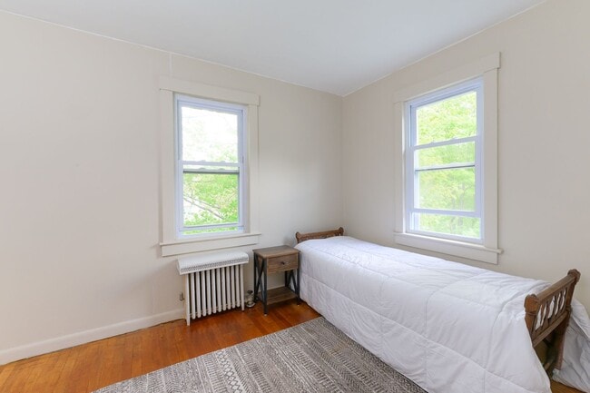 Building Photo - 4 Bedroom Colonial Home in Williamstown
