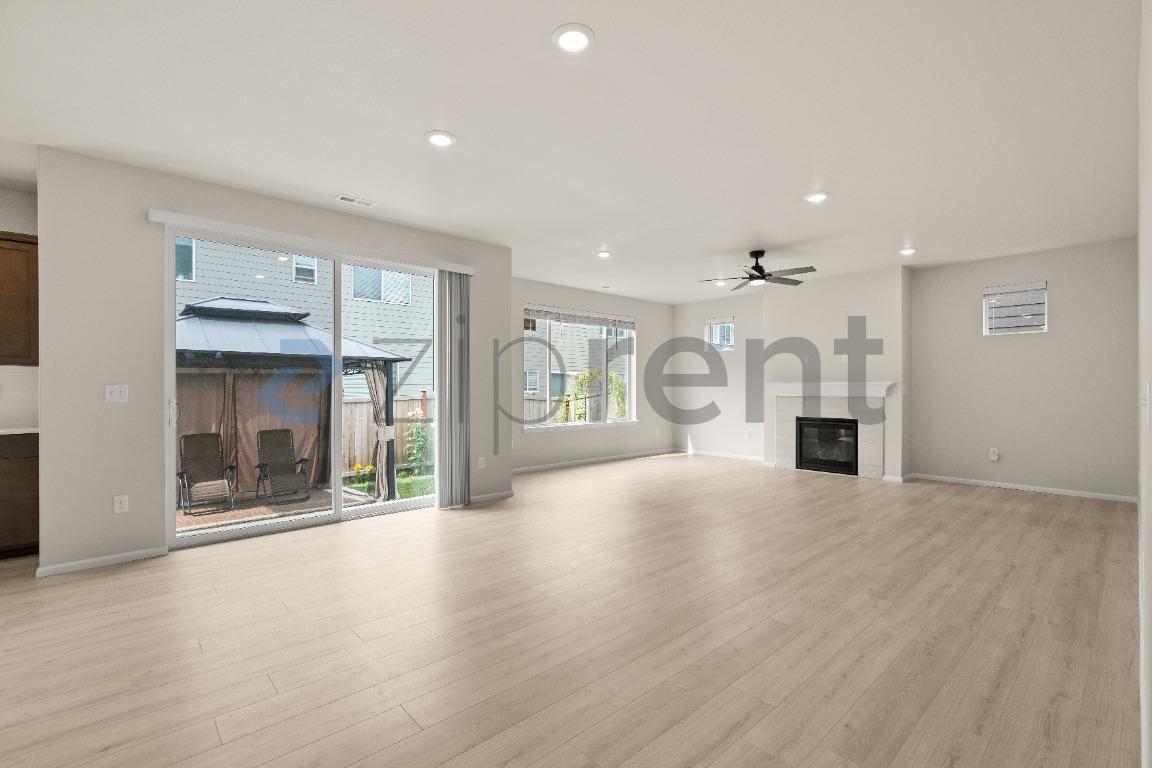 Building Photo - Unit