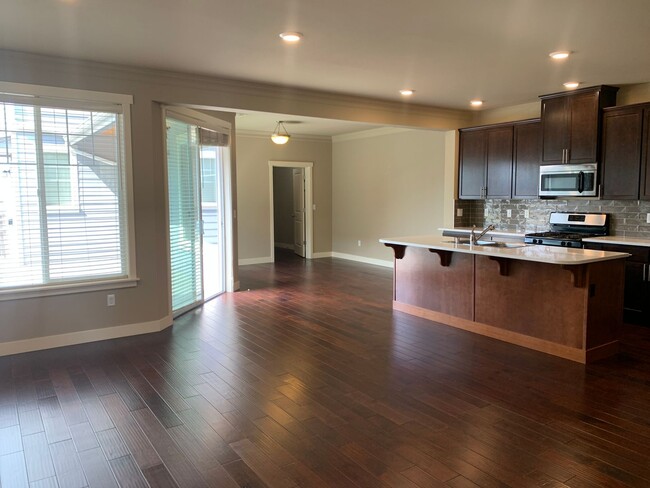 Building Photo - 4 Bedroom 2.5 Bath Peabody Townhome in the...