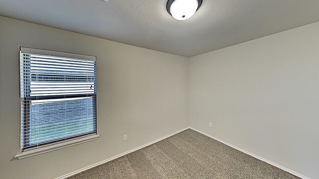 Building Photo - Very Nice 4 Bedroom 2 Bath Home in Mustang...