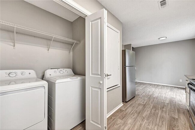 Building Photo - Updated 2 Bed 2 Bath Townhome located in East Fayetteville. Pool access included!