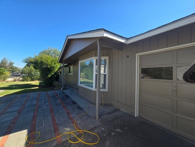 Building Photo - 1448 SW Canyon Dr