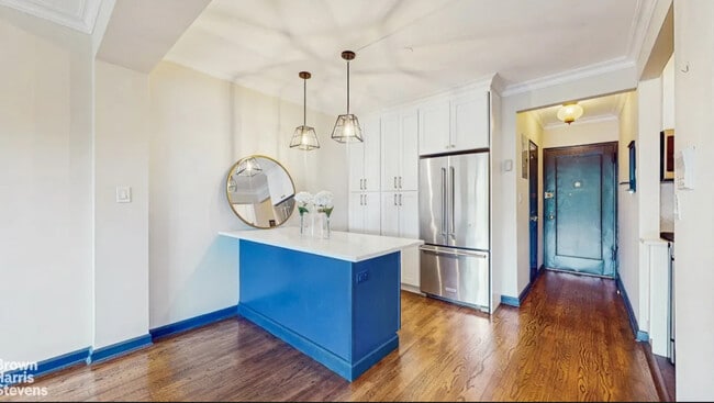 Building Photo - 645 W 239th St