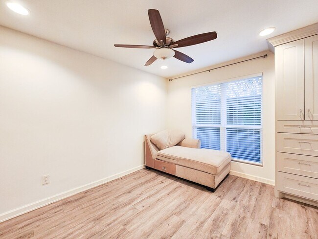 Building Photo - BEAUTIFUL REMODELED 1 BEDROOM 1 BATH CONDO.  GREAT LOCATION!