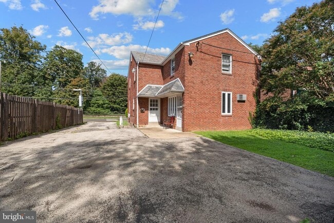 Building Photo - 906 Rhawn St