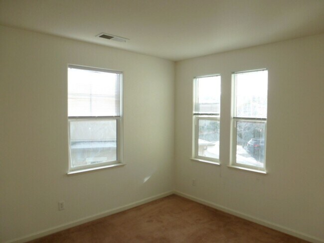 Building Photo - Four Bedroom, Three Bath Home in Somersett