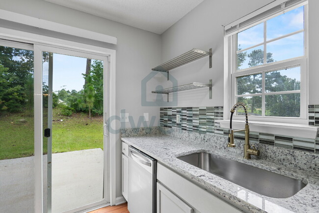Building Photo - "Charming 3-Bedroom Retreat with 2.5 Baths...