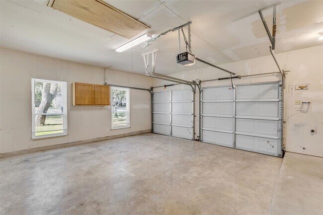 Building Photo - 3602 Hillrock Dr