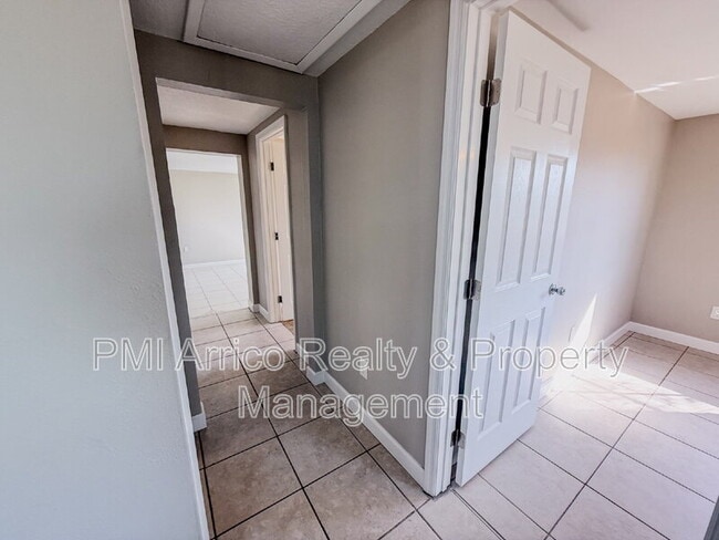 Building Photo - 818 Bayview Dr