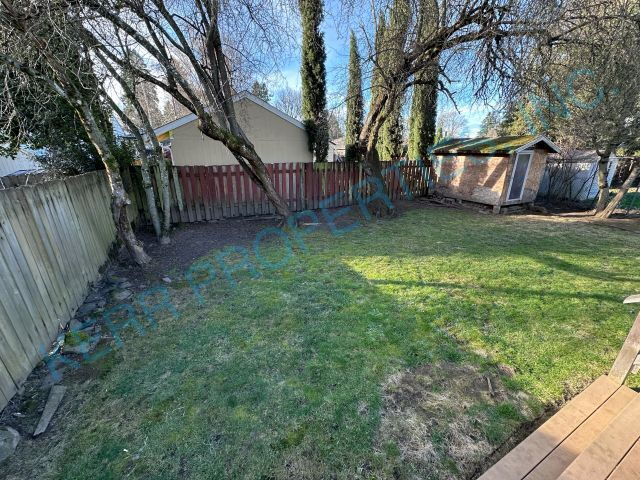 Building Photo - Charming 3-Bed Retreat in Milwaukie - Cozy 923 Sq Ft Haven!