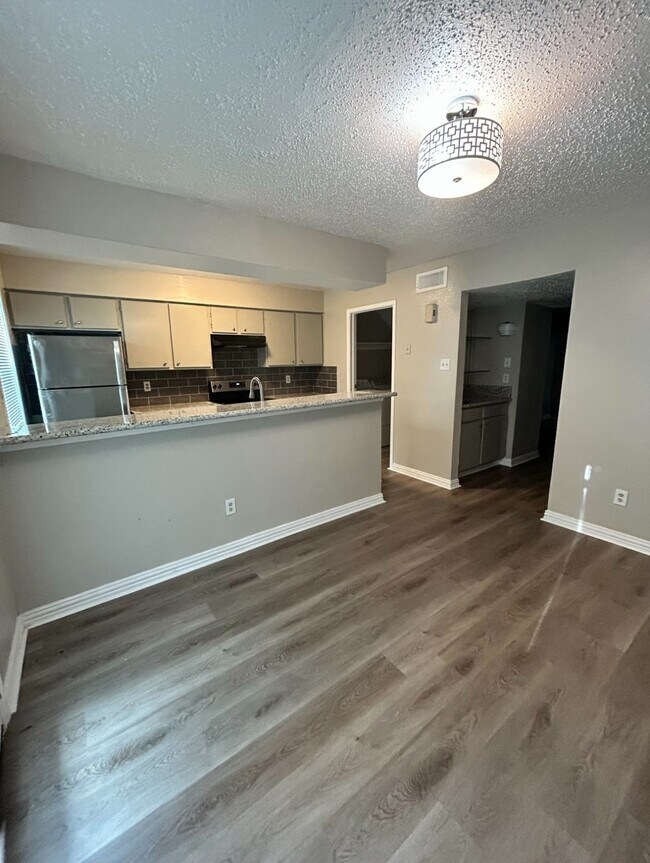 Building Photo - 3901 Woodchase Dr