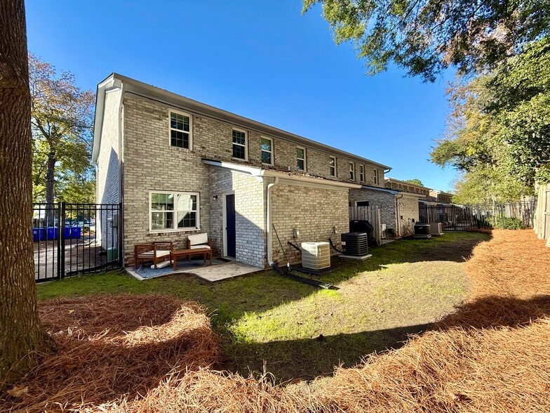 Shared Fenced-in Yard - 276 Fleming Rd