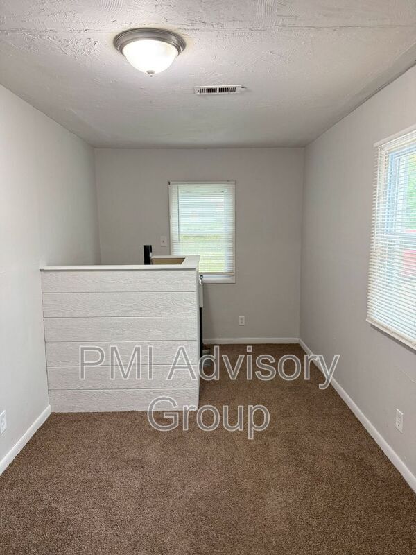 Building Photo - 3368 SE Girard St