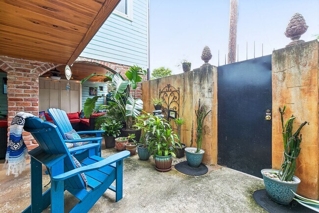 Building Photo - Gorgeous 3BD/3BA with Courtyard
