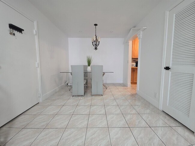 Building Photo - 6391 Bay Club Dr