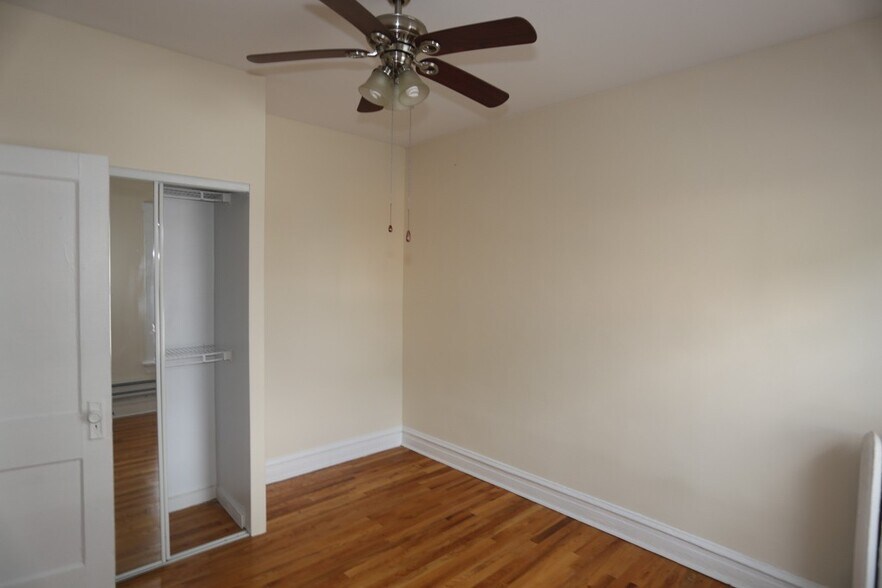 Building Photo - 958 W Cornelia Ave