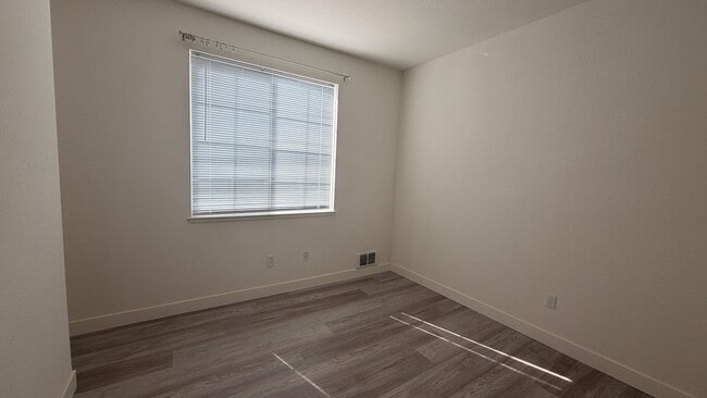 Building Photo - 3 Bed 2 Bath Available in Sunnyvale, CA!