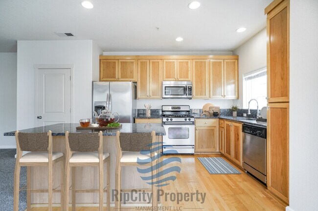 Building Photo - 1090 SW 170th Ave