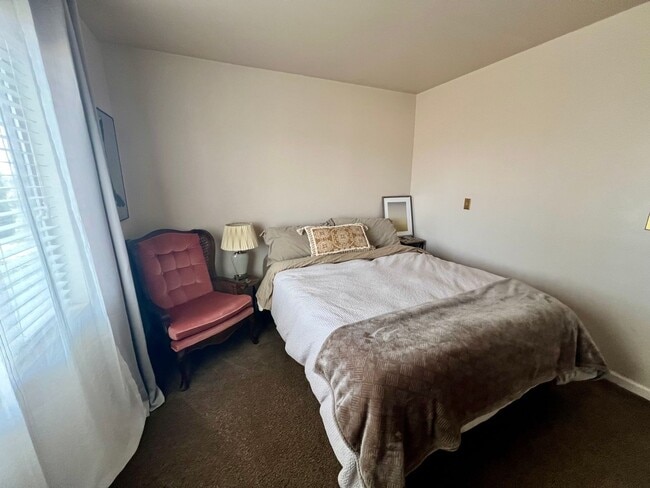 Building Photo - 3-bedroom 2 bath Home with Central AC - Fully Furnished