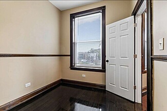 Building Photo - 1826 S Drake Ave