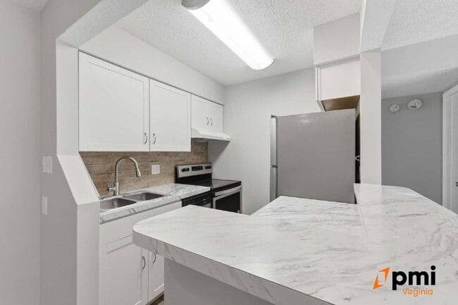 Building Photo - GATED COMMUNITY FULLY RENOVATED 1 BED 1 BATH WITH BALCONY AND POOL FOR RENT IN HAMPTON!