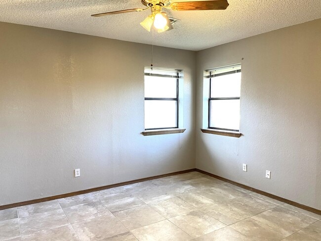 Building Photo - 1815 Nightingale Cir