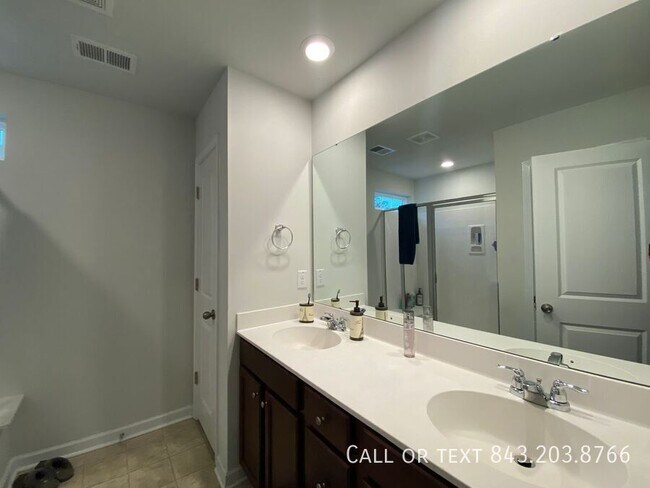 Building Photo - 219 Lazy River Ln