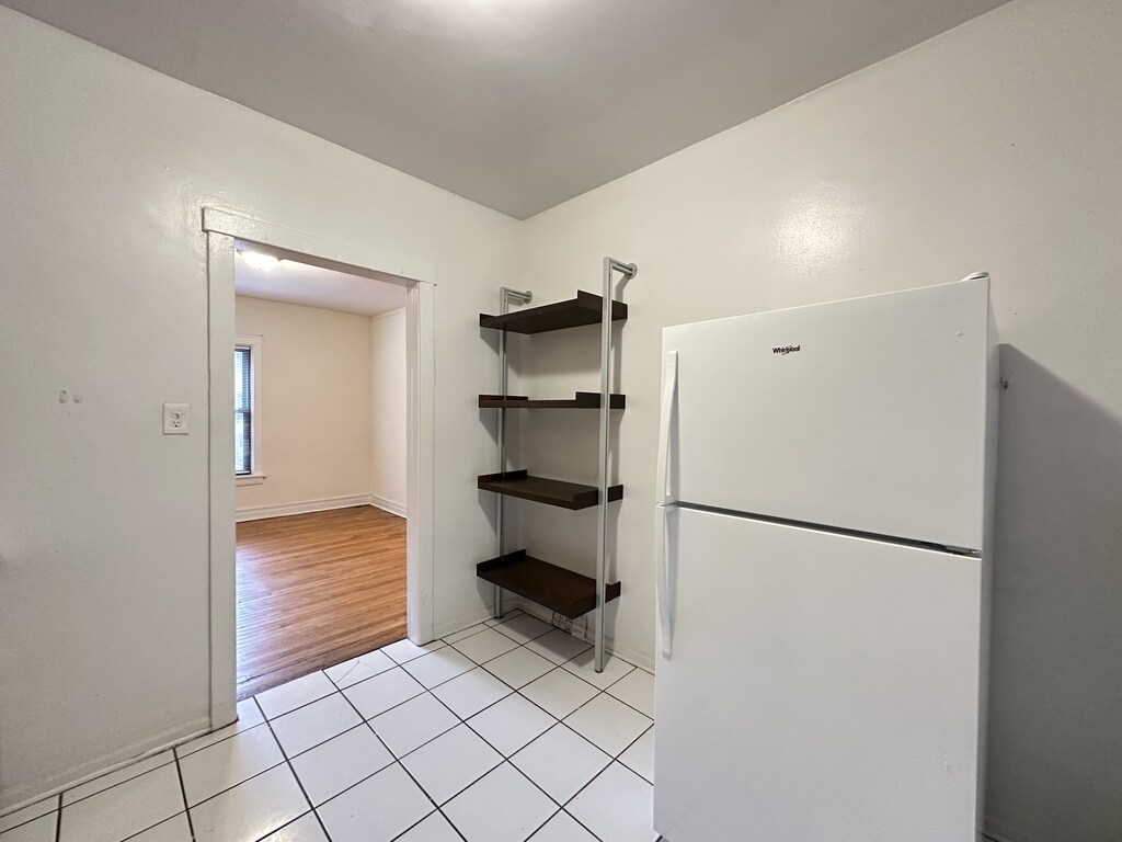 Building Photo - 824 W Waveland Ave