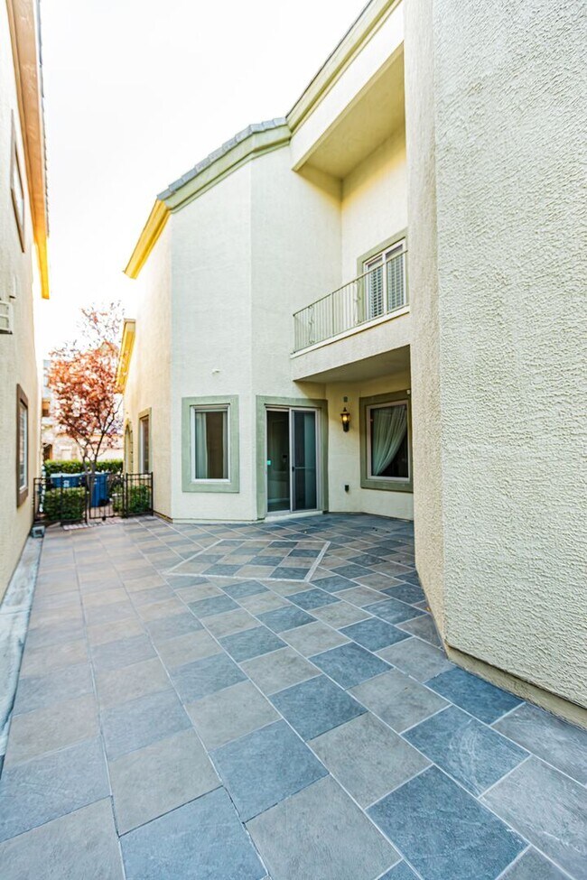 Building Photo - Queensridge Home
